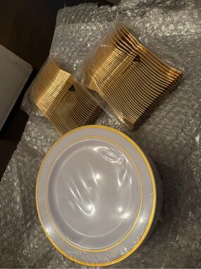 Premium White Disposable Dinner Plates with Gold Trim - Elegant Party Tableware